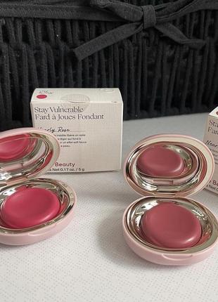 Кремові рум‘яна nearly mauve berry rare beauty by selena gomez stay vulnerable melting cream blush