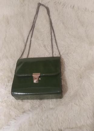 Лакова сумочка.