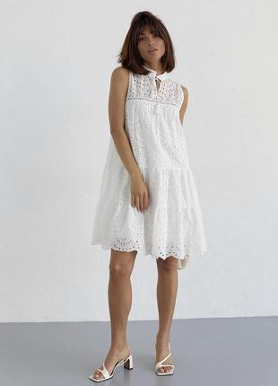 Літня сукня-трапеція із прошви
