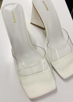 Білі стильні босоніжки шльопанці на товстому каблуку із квадратним носком prettylittlething2 фото