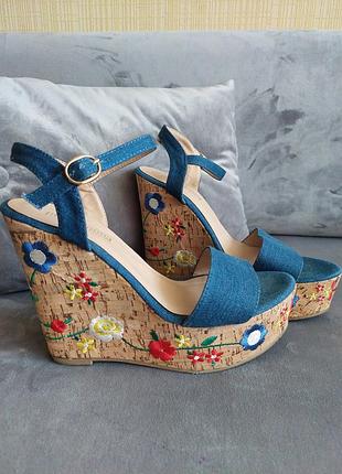 Босоніжки на танкетці