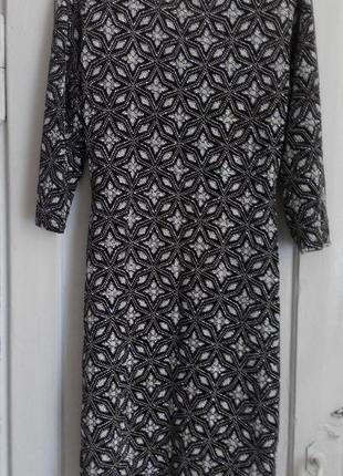 Ошатна сукня,лягає по фігурі quis, l