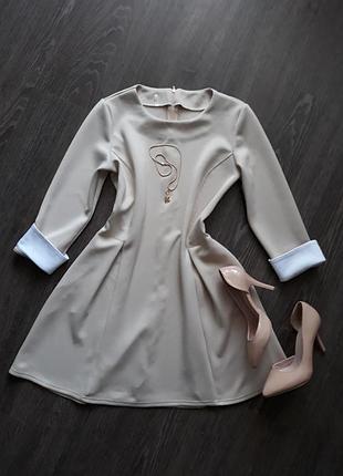 Жіночна сукня бежевого кольору