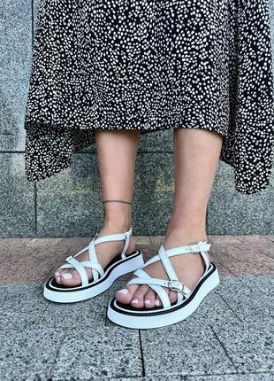 Белые босоножки с ремешками