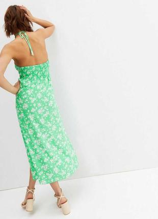 Зеленое натуральное платье-миди с разрезом и цветочным принтом вырез халтер3 фото