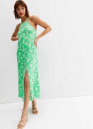 Зеленое натуральное платье-миди с разрезом и цветочным принтом вырез халтер4 фото