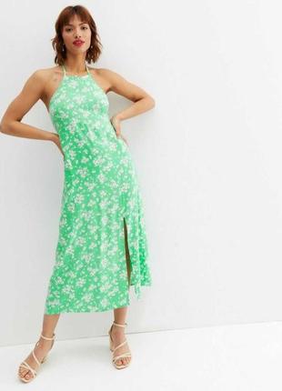 Зеленое натуральное платье-миди с разрезом и цветочным принтом вырез халтер1 фото