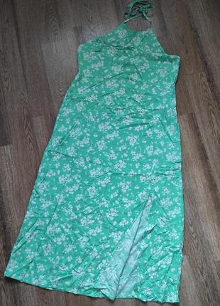 Зеленое натуральное платье-миди с разрезом и цветочным принтом вырез халтер5 фото