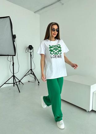 Зеленый костюм двойка брюки и белая футболка2 фото