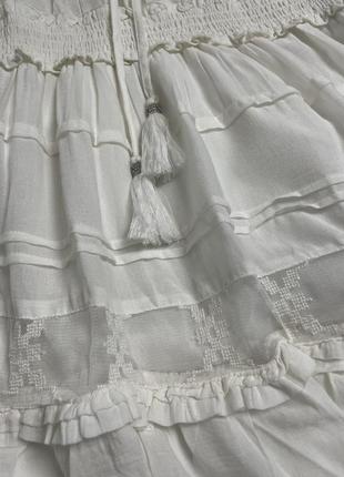 Молочное платье с присборенной юбкой и кружевными вставками на рукавах river island10 фото