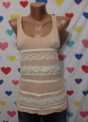 Майка с кружевными элементами.