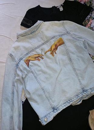 Джинсовая куртка с рисунком