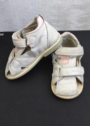 Фирменные босоножки с твердым задником, каблук тома, закрытым носком, на липучках, оригинал