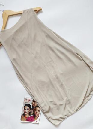 Женское серое платье свободного кроя с бисером на воротнике2 фото