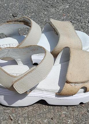 Босоніжки для дівчинки повністю натуральна шкіра 18см