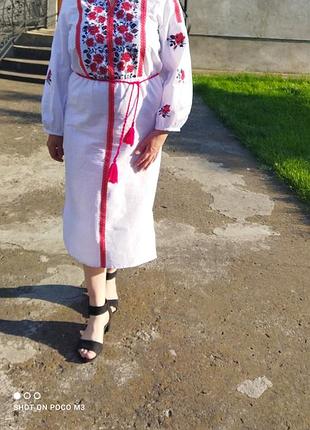 Вышитое платье