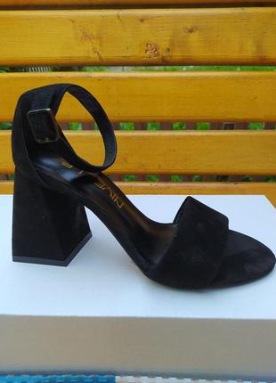 Жіночі чорні босоніжки з натурального велюру на підборах