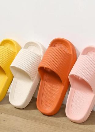 Резинові тапочки на платформі