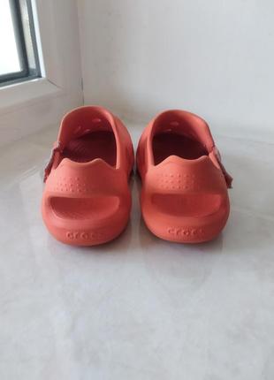 Круті стильні сандалі крокси бренду crocs uk c 10 eur 277 фото