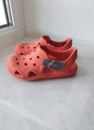 Круті стильні сандалі крокси бренду crocs uk c 10 eur 276 фото