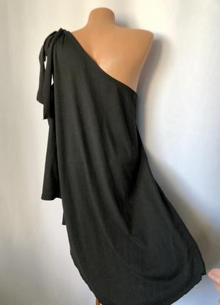 Черное платье асимметричное коробка свободный крой один рукав открытые плечи3 фото