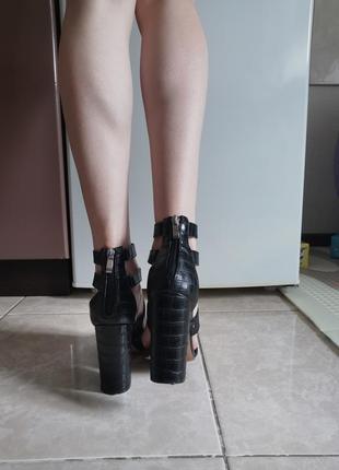 Стильные черные босоножки туфли из эко-кожи принт под питона 24,5 см по стельке4 фото