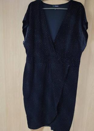 Нарядное платье очень большое.