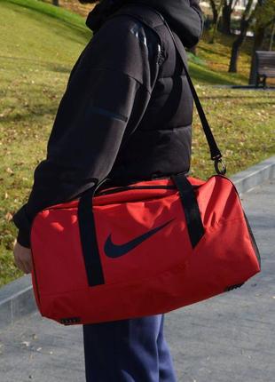 Спортивная сумка reebok ufc для тренировок, возле дорогу красная1 фото