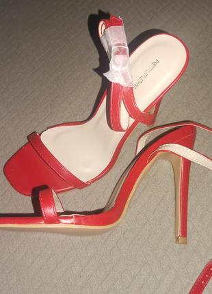 Нові босоніжки