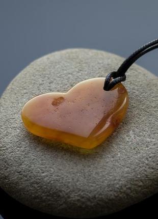 Кулон сердце из янтаря на шнурке2 фото