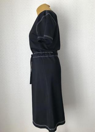 Элегантное черное платье с белой отстрочкой, размер 48-503 фото