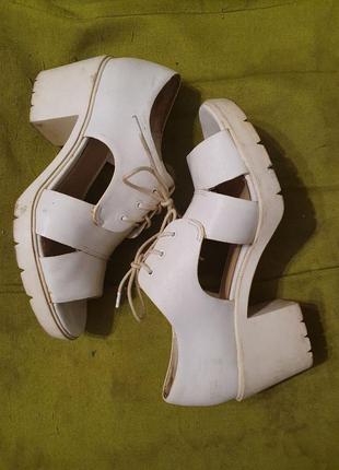 Босоніжки білі шкіряні bershka зі шнурівкою