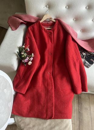 Красное шерстяное пальто оверсайз с шарфиком6 фото