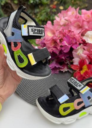 Спортивні босоніжки.