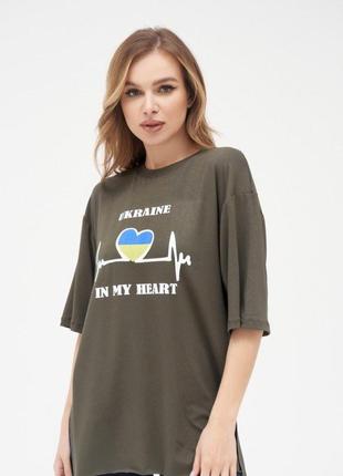 Подовжена футболка кольору хакі з розрізами та принтом