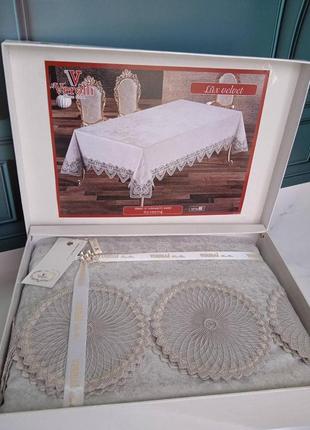 Скатерть велюровая с кружевом в подарочной коробке160 на 220см verolli турция капучино
