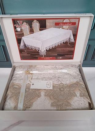 Скатерть велюровая с кружевом в подарочной коробке160 на 220см verolli турция кремовая