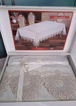 Скатерть велюровая с кружевом в подарочной коробке160 на 220см verolli турция дымчатая