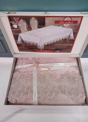Скатерть велюровая с кружевом в подарочной коробке160 на 220см verolli турция сиреневая2 фото