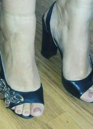 Босоніжки з металмческими золотими метеликами