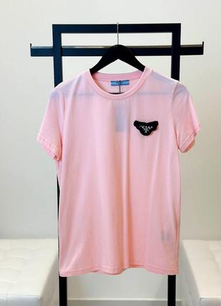 Розовая футболка прада prada