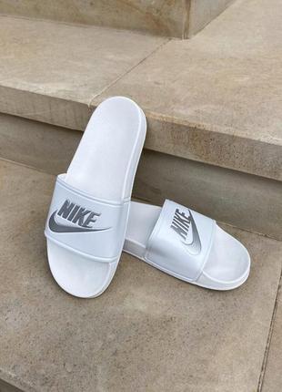 Жіночі шльопанці nike slides white silver / smb2 фото