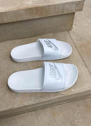 Жіночі шльопанці nike slides white silver / smb6 фото