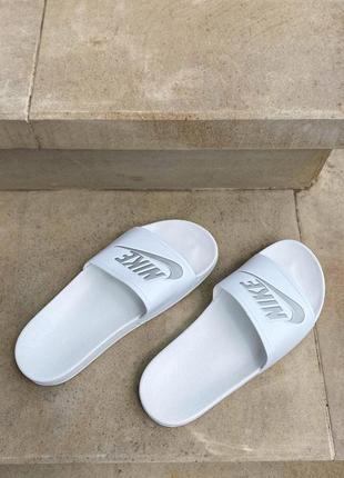 Жіночі шльопанці nike slides white silver / smb3 фото