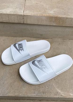 Жіночі шльопанці nike slides white silver / smb4 фото