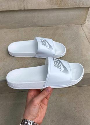 Жіночі шльопанці nike slides white silver / smb5 фото