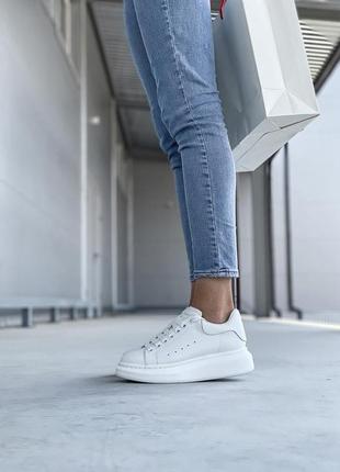 Женские кроссовки alexander mcqueen low triple white / smb3 фото