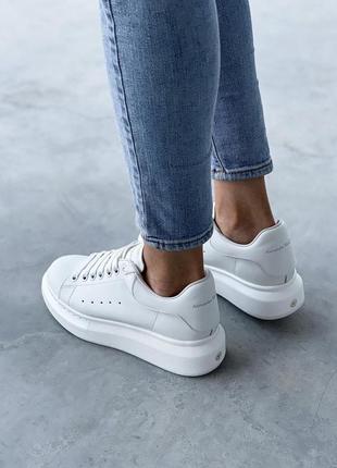 Женские кроссовки alexander mcqueen low triple white / smb4 фото