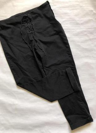 Стильные серные штаны на шнуровке спереди