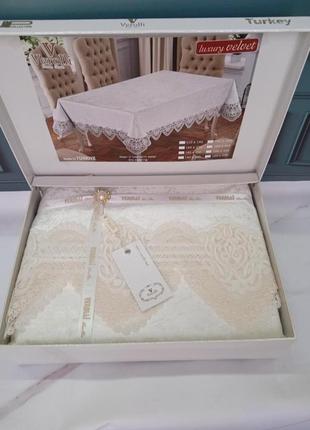 Скатерть велюровая с кружевом в подарочной коробке160 на 220см verolli турция бело молочная